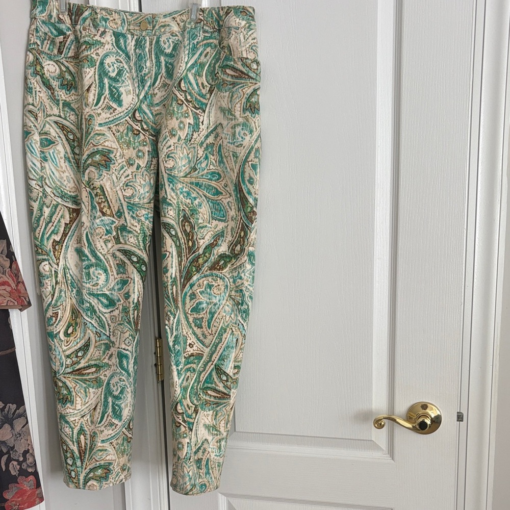 Chico’s Paisley Print Pants in Green and Cream Size 1.5